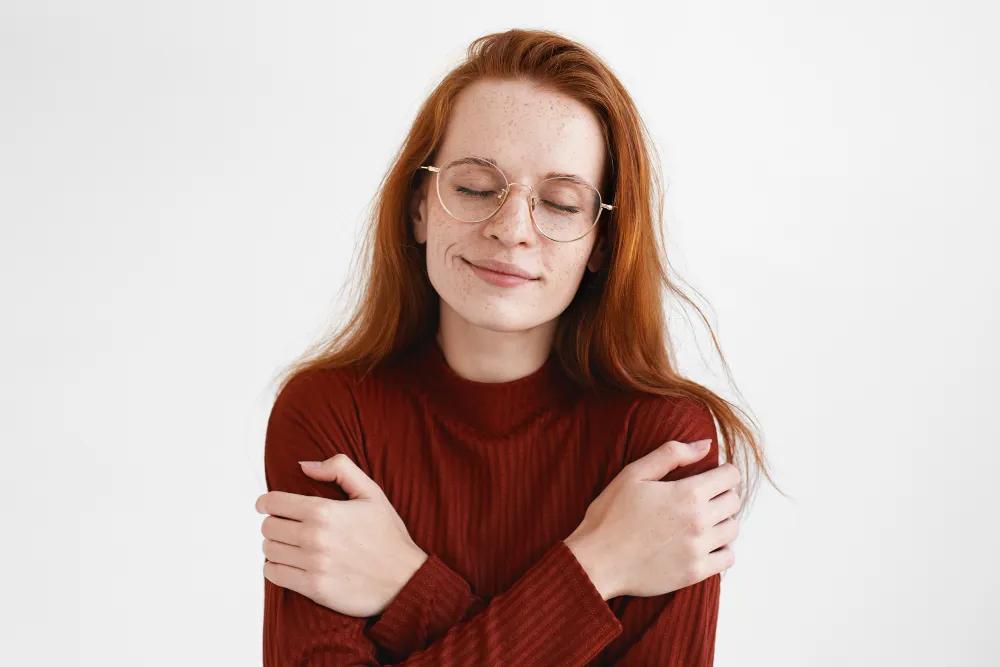 10 Signs Someone Is Emotionally Available — And 5 Signs They're Not cover picture