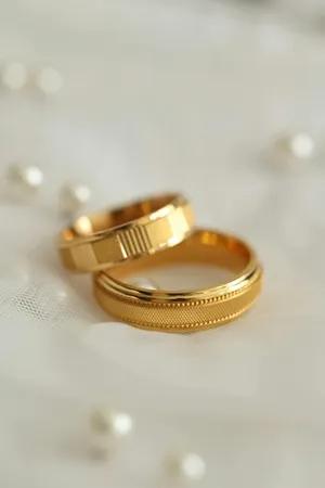 Women's Plain Wedding Band vs Eternity Band: What's the Difference? cover picture