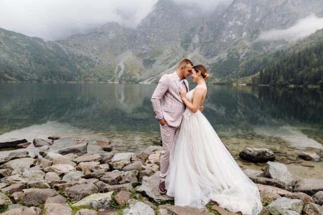 How to Create a Wedding Guest List Without the Stress cover picture