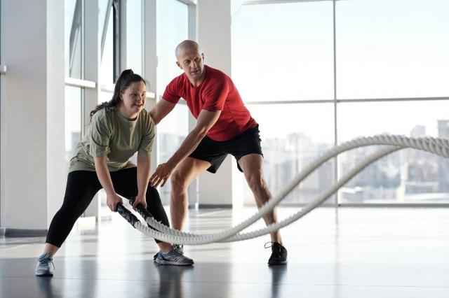 4 Reasons Working Out With a Personal Trainer Helps You Lose Weight cover picture