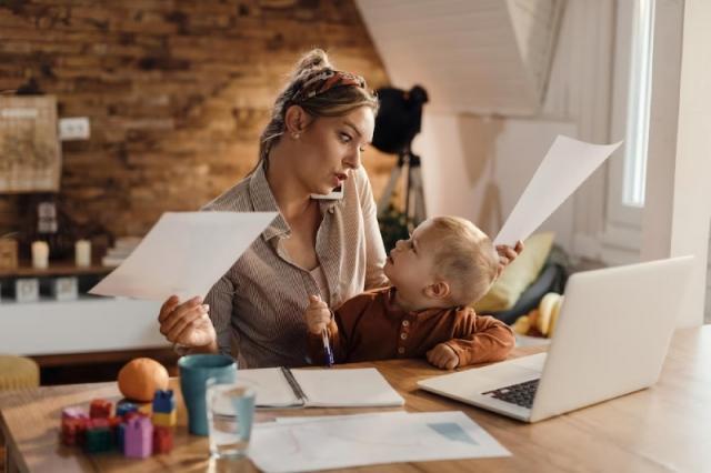 Useful Tips For Busy Moms to Manage Their Family and Work cover picture