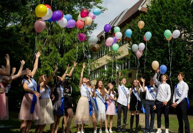 6 Reasons to Have Floral Centerpieces at a Graduation Party cover picture