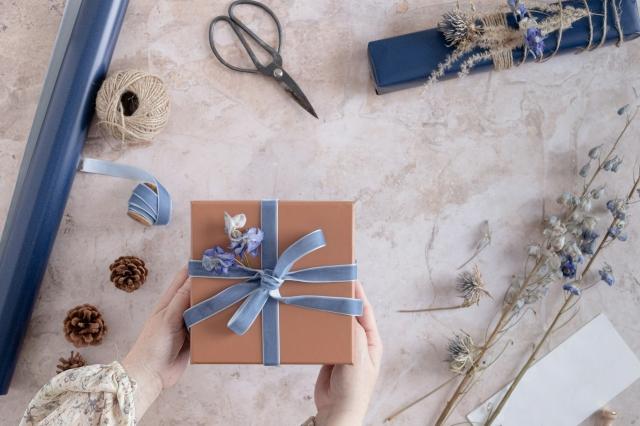 8 Unique Gift Ideas To Give to a College Graduate cover picture