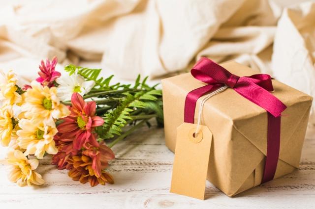 6 Best College Graduation Gifts for Your Friends cover picture