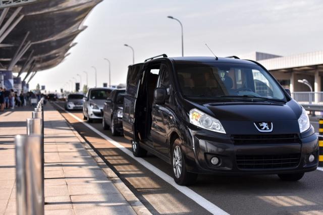 Why Hiring a Limo Service Enhances Your Airline Travel Experience cover picture