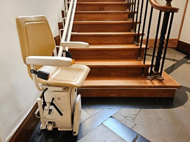 5 Signs It's Time to Consider a Stairlift for Your Loved One cover picture