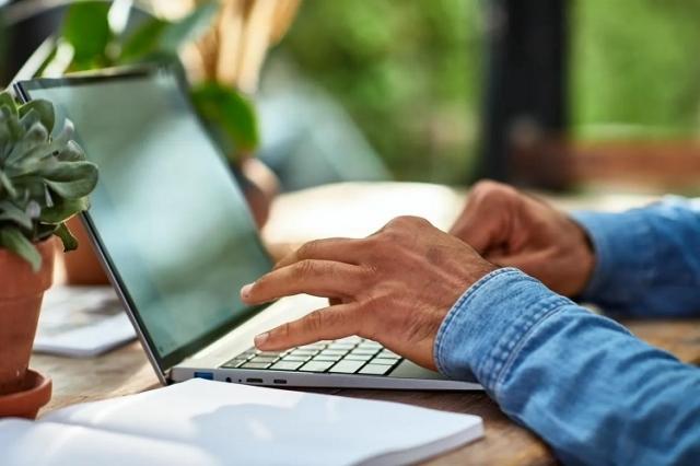 The Rise of Messaging Platforms in Enhancing Workplace Communication cover picture