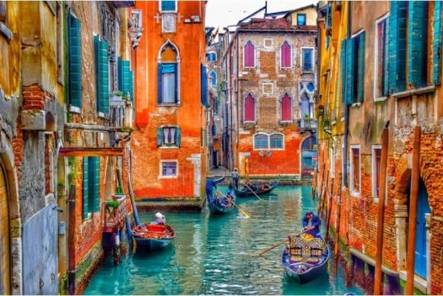 What are the 14 tips to travel to Italy like an Italian? cover picture