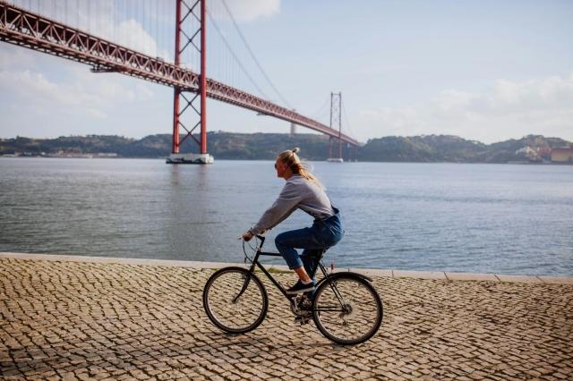How Mature Adults Can Improve Mobility Without Medication Dependence cover picture