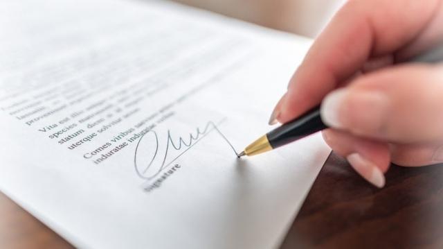 7 Situations Where You Need a Notary cover picture