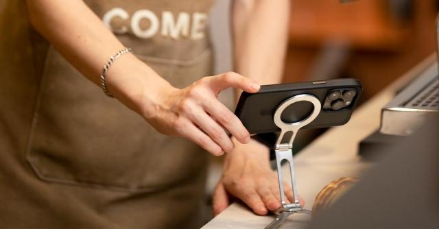 A Must-Have for Healthy Diet Creators: Magnetic Phone Stand Makes Shooting Easier cover picture