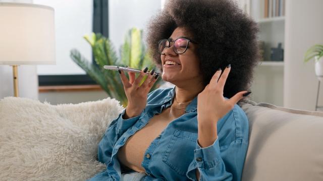 How to Use Voice Messages Effectively to Build Closer Connections Online cover picture
