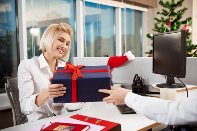 Employee Gift Guide: Inspiring Presents to Commemorate Work Milestones cover picture