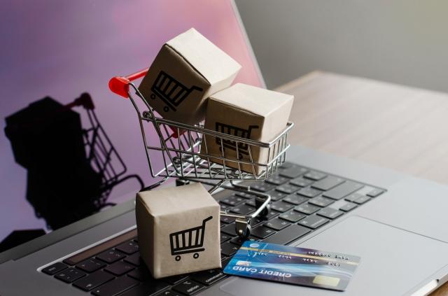 Navigating the E-Commerce Landscape: A Guide to Industry Resources cover picture