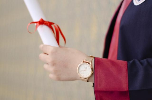 How to Find the Perfect Gift For Your 2023 Graduate cover picture