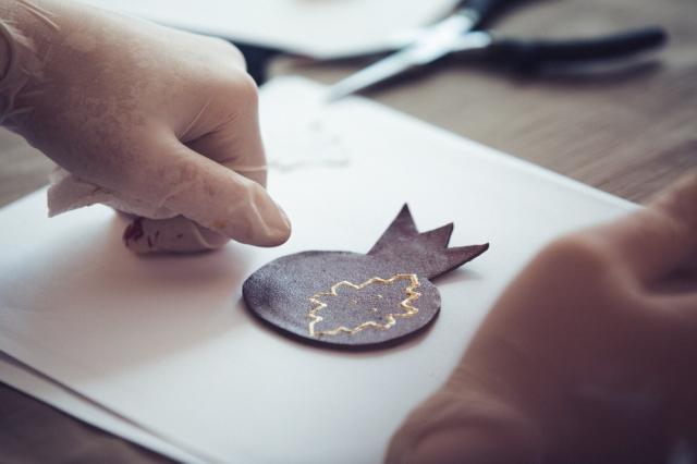 How to Design and Buy Custom Pin Badges for Business Promotion cover picture
