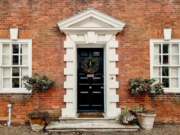 4 Ways to Dramatically Improve Curb Appeal cover picture