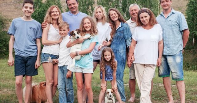 How To Plan a Family Reunion Full of Love cover picture