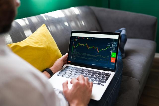 Make a Fortune in Minutes: The Fastest Way to Profit from Cryptocurrency Trading cover picture