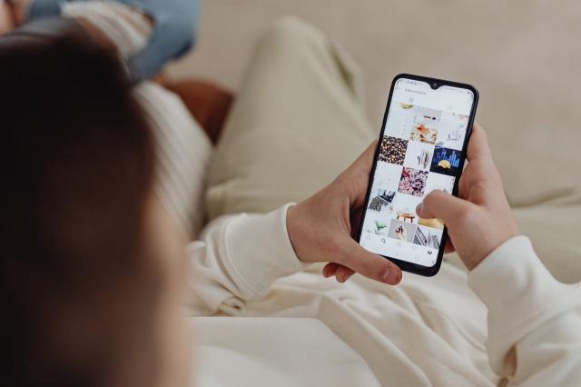 Why Instant Photo Sharing is Changing the Way We Connect Online cover picture