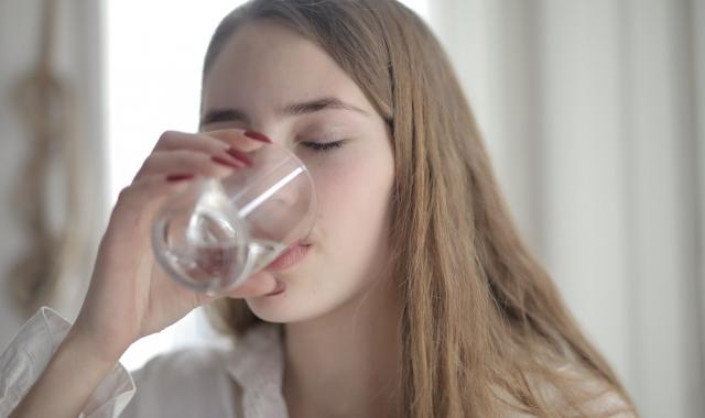 5 Signs You're Not Drinking Enough Water cover picture