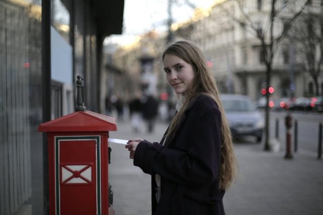 6 Ways to Use Direct Mail Marketing to Improve Your Company's ROI cover picture