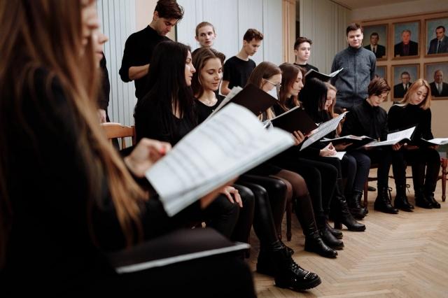 4 Tips for Choosing Show Choir Outfits That Match Your Theme cover picture