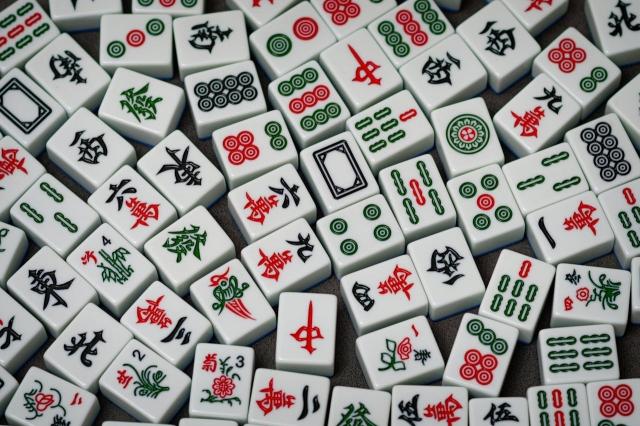 4 Cute Ways to Include Mahjong in Your Holiday Parties cover picture