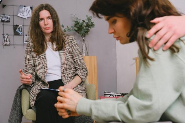 Why Moms Are Choosing Female-Only Rehabs cover picture