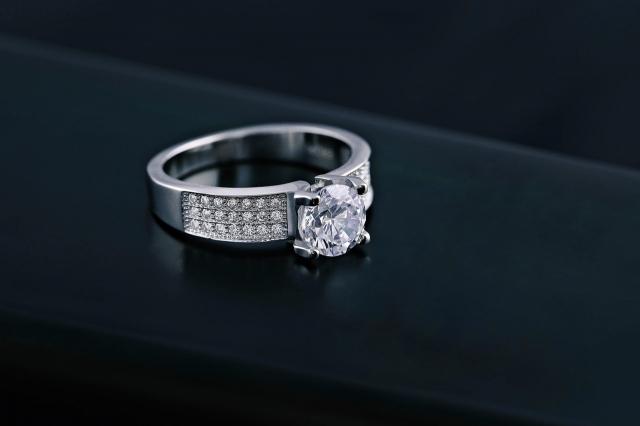 A Complete Guide to Men’s Diamond Wedding Rings cover picture
