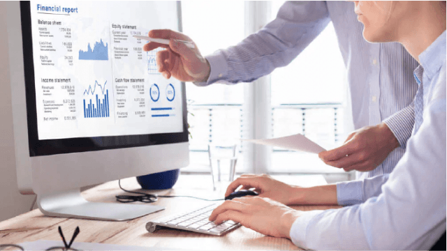Salesforce Consultant vs Developer - Which one to choose for your business? cover picture