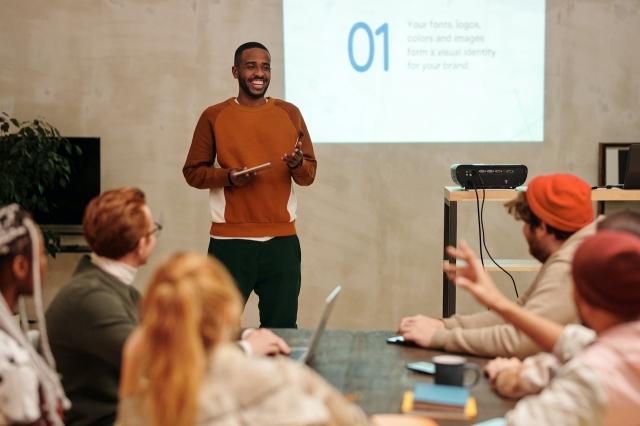 10 Tips for Startup Entrepreneurs Pitching to Investors cover picture