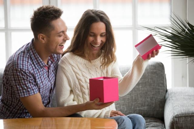 5 Ideas for Celebrating Your First Wedding Anniversary cover picture