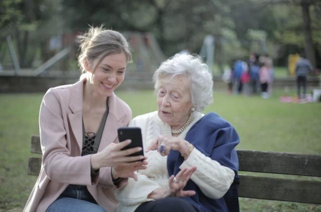 5 Steps You Must Take When Aging Parents Require Help cover picture