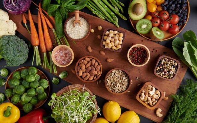 Maintaining a Healthy Diet: Tips, Benefits, and Nutritional Recommendations cover picture