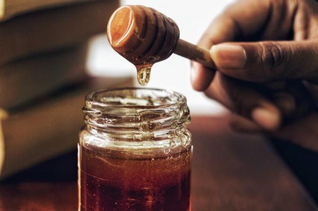 The Health Benefits and Risks of Older Honey cover picture