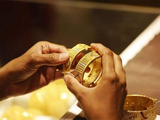 A Guide to Loan Against Your Jewellery: Pros, Cons and Everything In Between cover picture