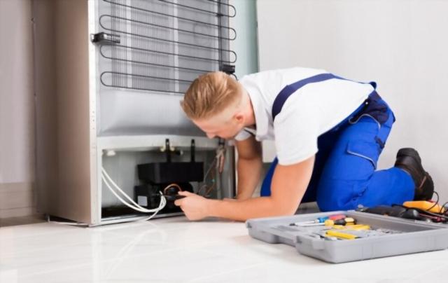 Is Your Fridge on The Fritz? When To Call a Refrigeration Mechanic cover picture