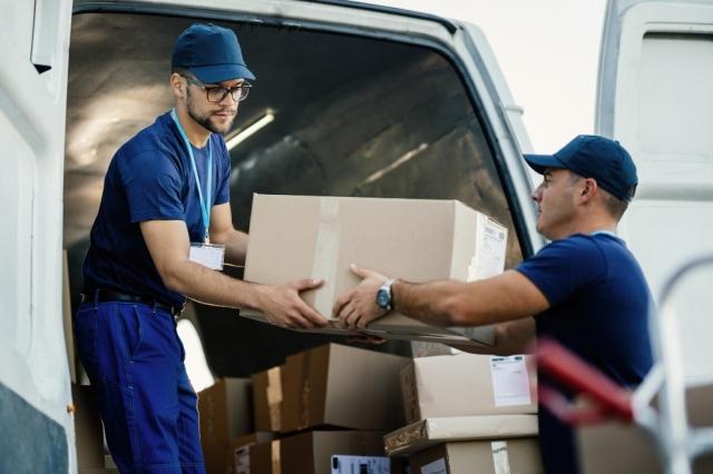What's cheaper - a moving company or a freight cab? cover picture