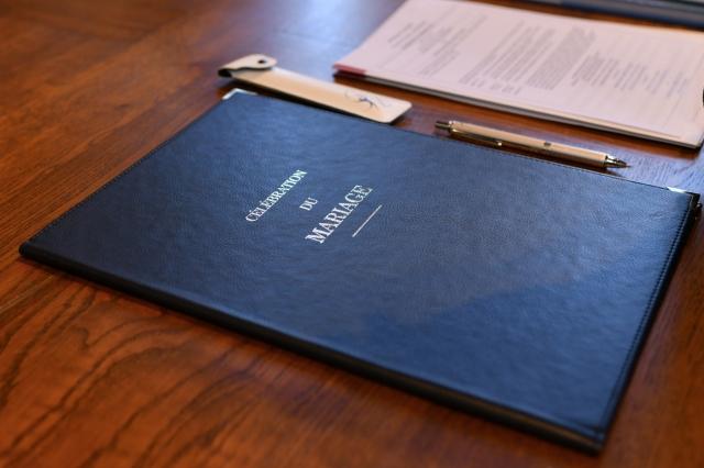 How to Design and Order Custom Pocket Folders for Your Business cover picture