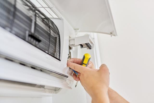 Signs That Your AC Capacitor Is Malfunctioning cover picture
