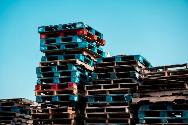 What is the Difference Between Wood and Plastic Pallets? cover picture