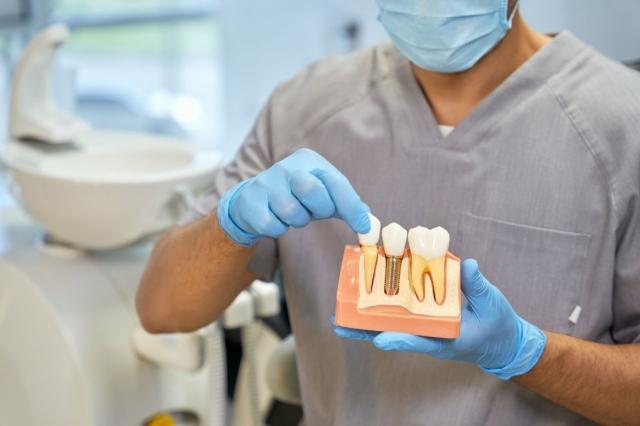 A Comprehensive Guide to Dental Implants by Dr. Loren Grossman cover picture