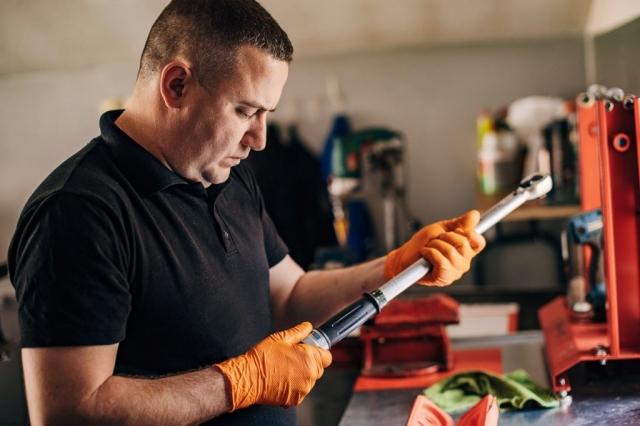 The Ultimate Guide to Nitrile Gloves for Automotive Work cover picture