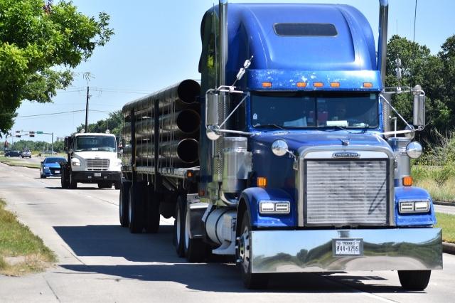 6 Things to Avoid When Passing an 18-Wheeler Truck cover picture