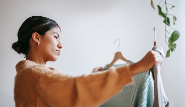 8 Cute & Casual Dinner Looks Perfect for this Holiday Season cover picture