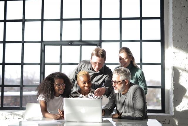 In-House vs. Freelance Developers: What’s Best for Your Project? cover picture