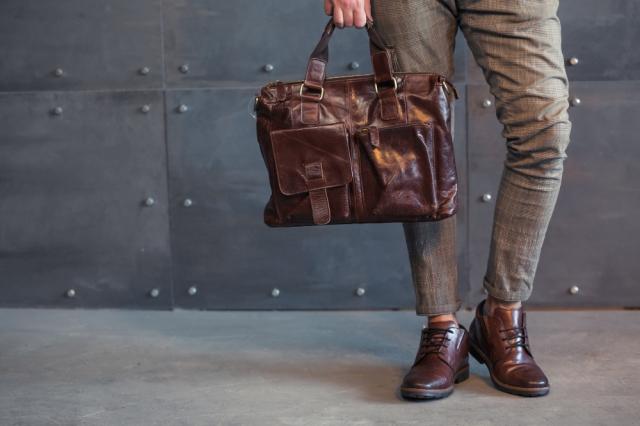 The Essential Guide To Men's Office Bags: Choosing The Right Style For Your Needs cover picture