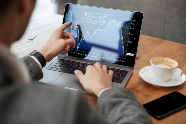 The Future of Online Trading: Emerging Trends in App Development cover picture
