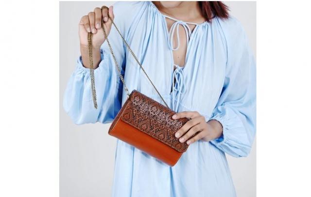 Process Of Hand Making Leather Crossbody Bags cover picture